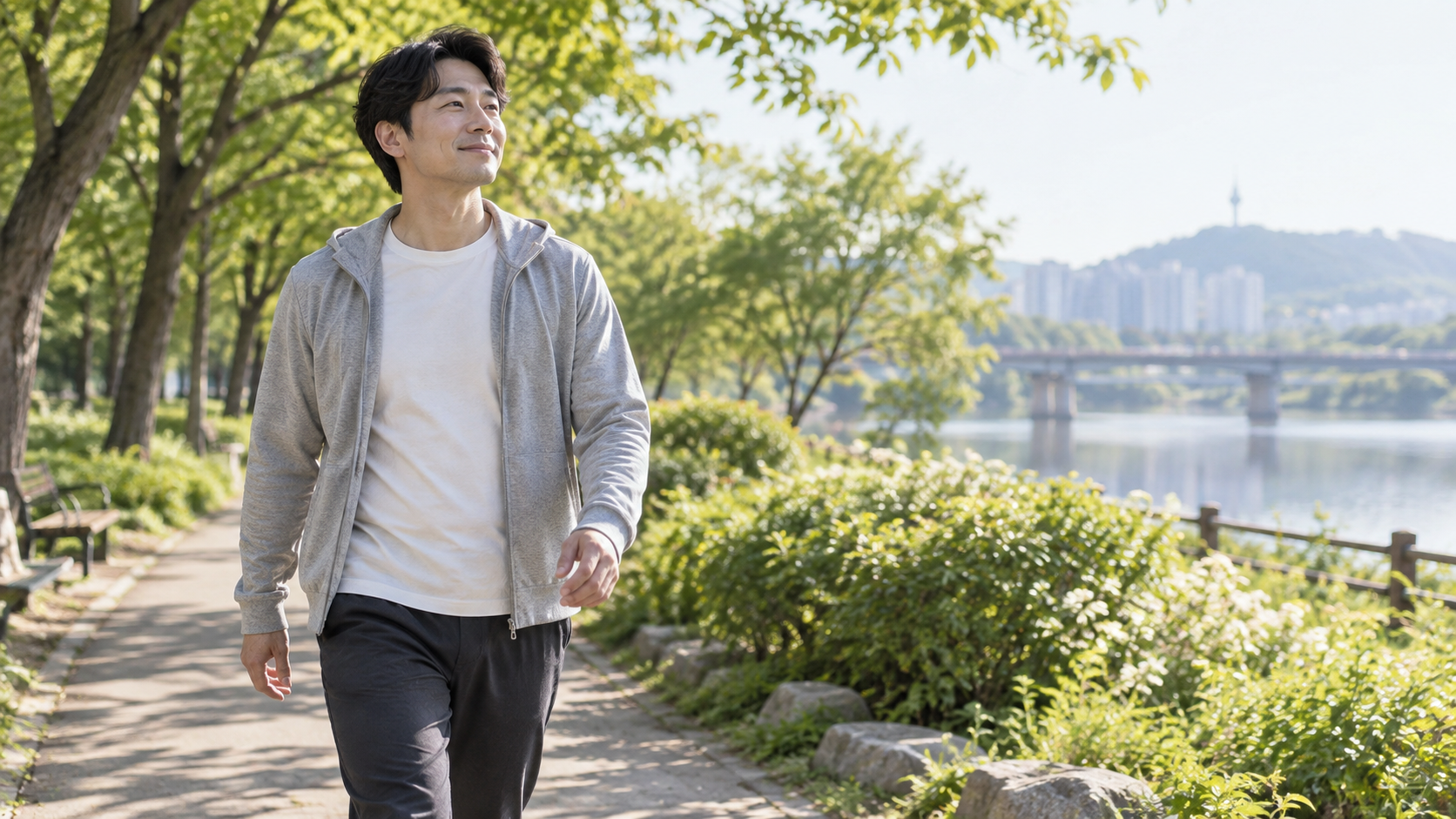 교통사고후유증 회복을 위해 가볍게 걷는 이미지